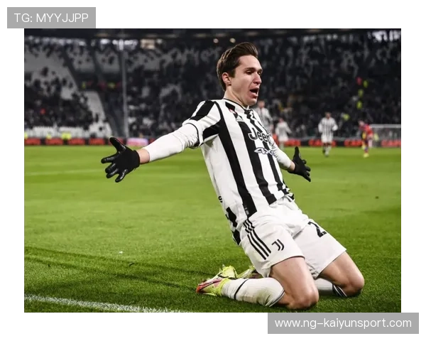 尤文禁区外远射，基耶萨一脚劲射擦柱入网